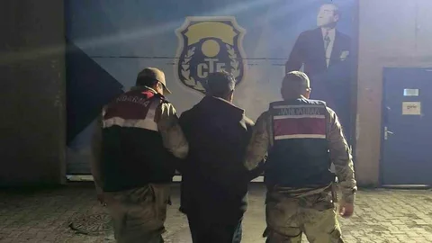 Kars'ta dolandırıcılık suçundan aranan bir kişi jandarma tarafından yakalandı.