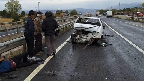 Karabük'te panelvanın çarptığı otomobilde 2 kişi yaralandı