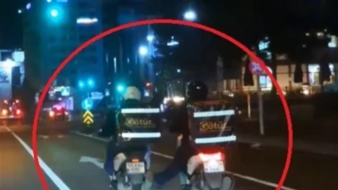 Samsun'da motosiklet sürücüsü, arızalanan bir motosikleti tehlikeli bir şekilde itti