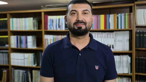 Adana'da Doç. Dr. Berat Akıncı, İsrail'in uluslararası arenada yalnız kalmasının ateşkes anlaşmasını imzalattığını belirtti.