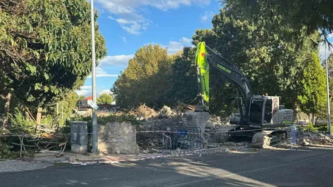 Denizli'de belediye iş merkezinin yıkımına tepki var