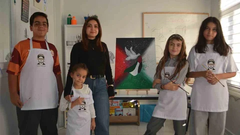 Balıkesir'de minik çocuklar Filistin ve Gazze'nin resmini çizdi.