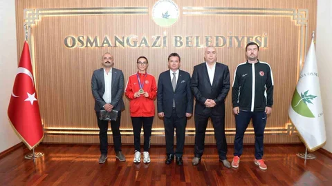 Osmangazi'de Şampiyon Taekwondocuya Coşkulu Karşılama