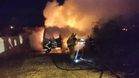 Hatay'da park halindeki minibüs alev aldı