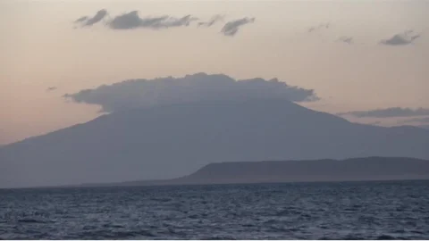 Van Gölü sahilinden Süphan Dağı'ndaki bulutlar görüntülendi