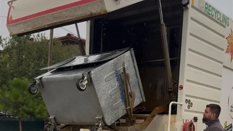 Kartepe'de konteynerler özel araçla yıkanıyor