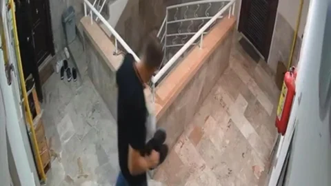 Mersin’de Akılalmaz Hırsızlık: Ayakkabılarını Çıkarıp Sessizce Kat Kat Dolaştı