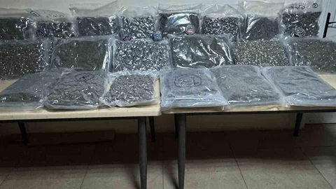 Beyoğlu'nda motosikletli şüpheli silahını çöpe sakladı