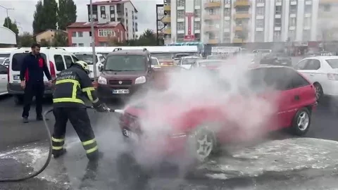 Sivas’ta otomobil yangını paniğe neden oldu