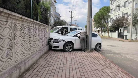 Bursa'da köşede meydana gelen kazada hafif ticari aracın sürücüsü yaralandı.