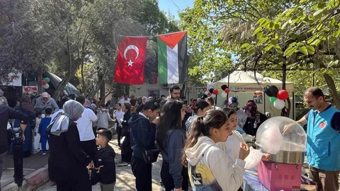 İzmir'de Gazze için düzenlenen hayır çarşısı açıldı