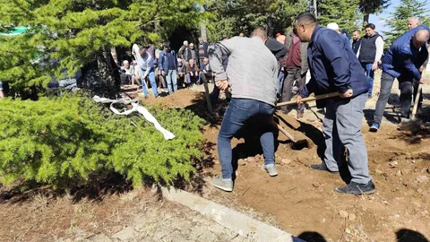 Denizli'de sobadan sızan karbonmonoksit gazı nedeniyle hayatını kaybeden anne ve kızı son yolculuklarına uğurlandı.