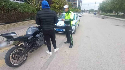 Afyonkarahisar'da motosiklet sürücüsüne plaka cezası