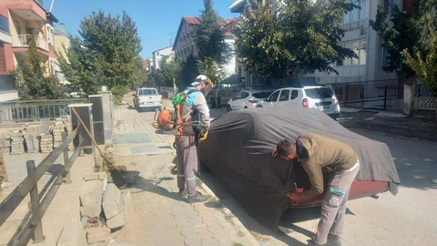 Isparta'da temizlik çalışmalarında araçlara branda ile önlem alınıyor