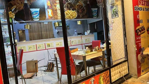 Bolu'da dönerciye sopalı ve yumruklu saldırı anları kaydedildi