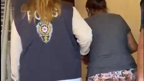 İzmir'de dolandırıcılık suçundan aranan kadın yakalandı