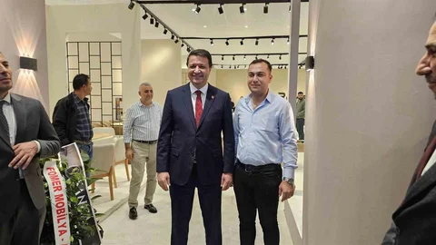 Saadet Partisi Genel Başkanı Mahmut Arıkan, Kayseri'de mobilya fuarını ziyaret etti.