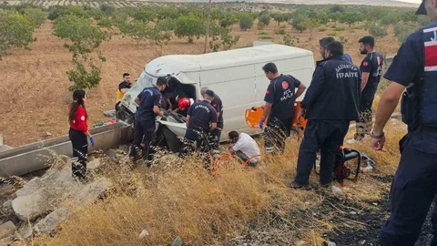 Gaziantep'te kamyonet şarampole uçtu, 2 kişi ağır yaralandı