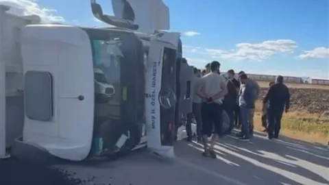 Muş'ta asfalt yüklü kamyon devrildi