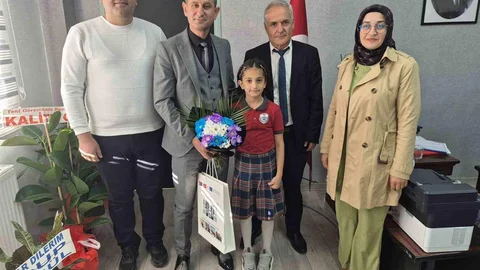 Muş'ta Yüzme Rekoru Kıran Öğrenciye Ödül Verildi