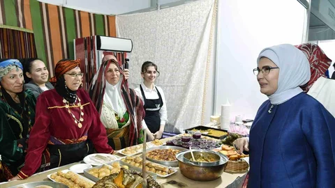 Rize Gastronomi Günleri'nde Emine Erdoğan yöresel lezzetleri inceledi