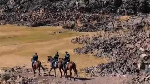 Tarihi Zeyn Kalesi'nde Atlı Jandarma Devriyesi