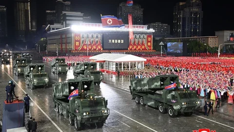 Kuzey Kore'de yeni kıtalararası füze tanıtıldı