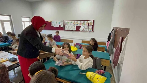 Diyarbakır'da Kız Çocuklarına Hediyeler Dağıtıldı