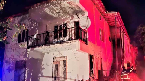 Kütahya'da ev yangını büyümeden kontrol altına alındı