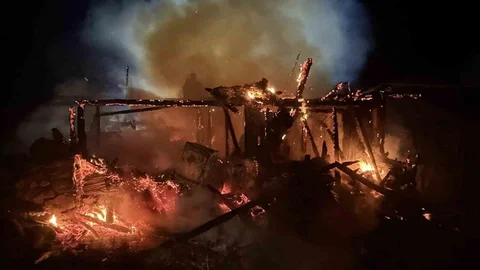 Bolu'da ahşap bir evde çıkan yangın, evi tamamen küle çevirdi.