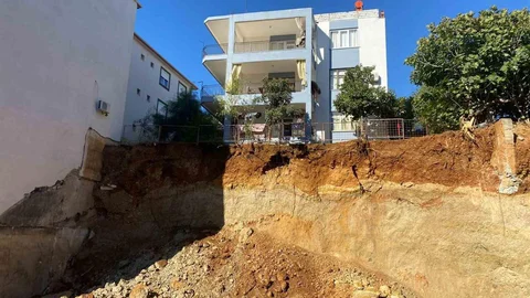 Antalya'da toprak kayması yaşanan alanda incelemeler yapıldı