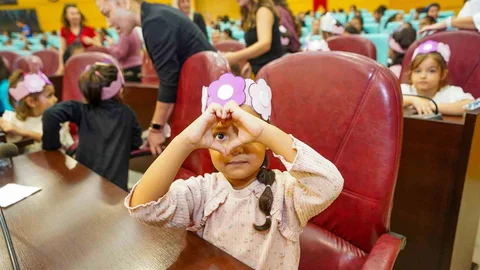 Tarsus'ta Kız Çocukları Meclis Koltuklarına Oturdu