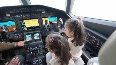 Ankara'da Erva ve Zümra'nın Uçak Sevinci