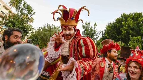 Kaleiçi'nde renkli kortej geçişi