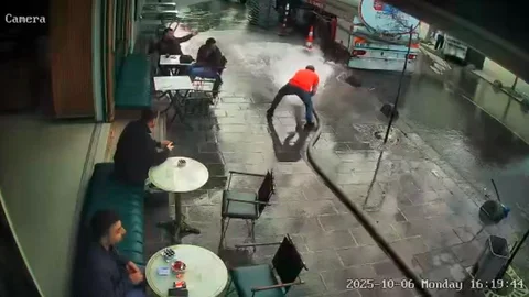 İstanbul'da esnafın tazyikli su şovuna talihsiz anlar damga vurdu