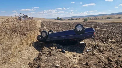 Çorum'da tarlaya yuvarlanan otomobilde 4 kişi yaralandı
