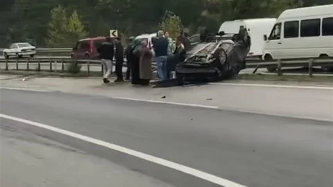 Sakarya'da D-100'de otomobil takla attı
