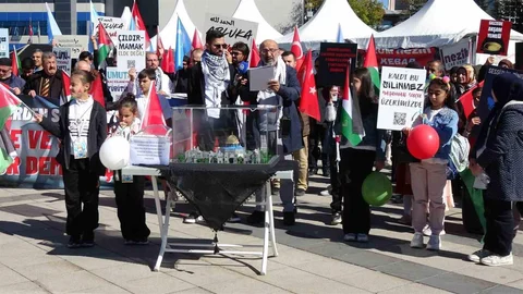 Erzurum'da sağlık çalışanları, Gazze'deki saldırılara karşı 100. haftada sessiz yürüyüş düzenledi.