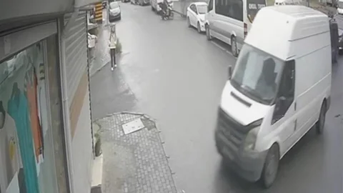 İstanbul Avcılar'da freni boşalan bir panelvan, cadde üzerindeki bir dükkana daldı. O esnada kaldırımda yürüyen bir genç kız, kazadan saniyelerle kurtuldu.