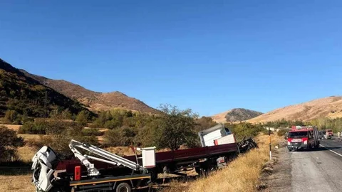 Bitlis'te Tır ve Kamyonet Çarpıştı