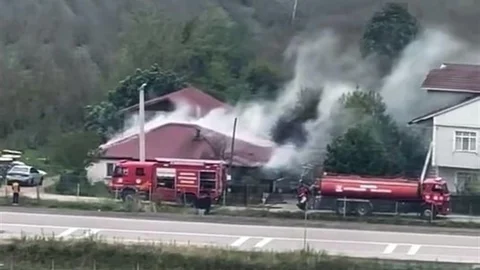 Sakarya'da yangında tek katlı ev kullanılamaz hale geldi
