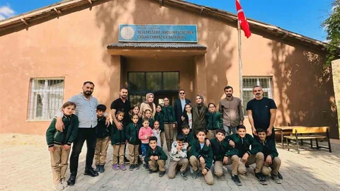 Hakkari'de öğretmenler, sınırdaki çocuklara yardım ulaştırmak için binlerce kilometre yol kat etti.