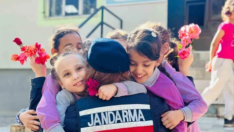 Aydın'da Jandarma Kız Çocuklarını Unutmadı