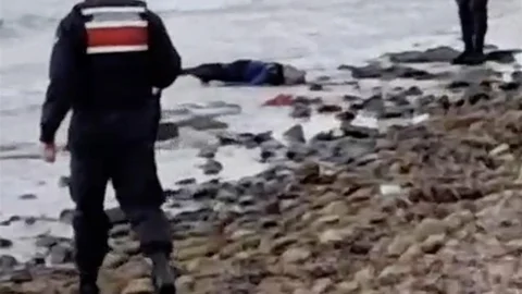 Çanakkale'nin Gelibolu açıklarında bir teknenin batması sonucu 2 kişi hayatını kaybetti. Kayıp bir kişinin bulunması için arama çalışmaları devam ediyor.