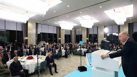 Cumhurbaşkanı Erdoğan, Rize'de gençler ve aile kurumuna yönelik dijital tehditlere dikkat çekti.