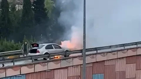 Karabük'te otomobilin motor kısmı alev aldı