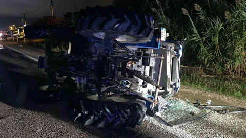 Balıkesir'de otomobil traktöre çarptı