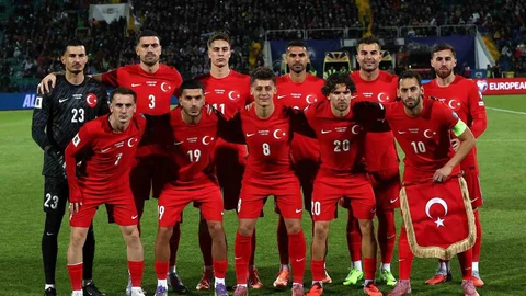 İstanbul'da Hakan Çalhanoğlu 100. kez milli formayı giydi