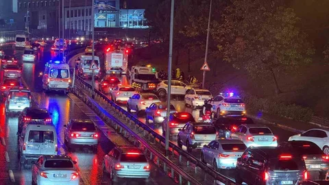 Küçükçekmece'de otomobil aydınlatma direğine çarptı, 1 kişi yaralandı