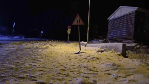 Bursa'da Uludağ'a Gece Yarısı Kar Yağışı Akını